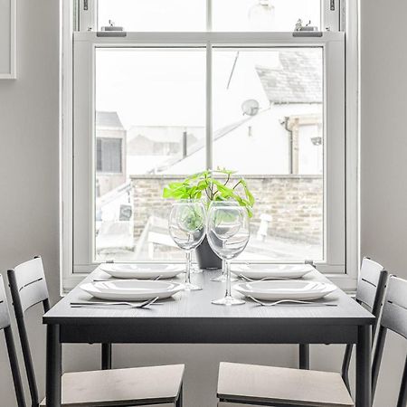 Contemporary 2 Bedroom Apt, Town Centre By Tent Serviced Apartments Chertsey Kültér fotó