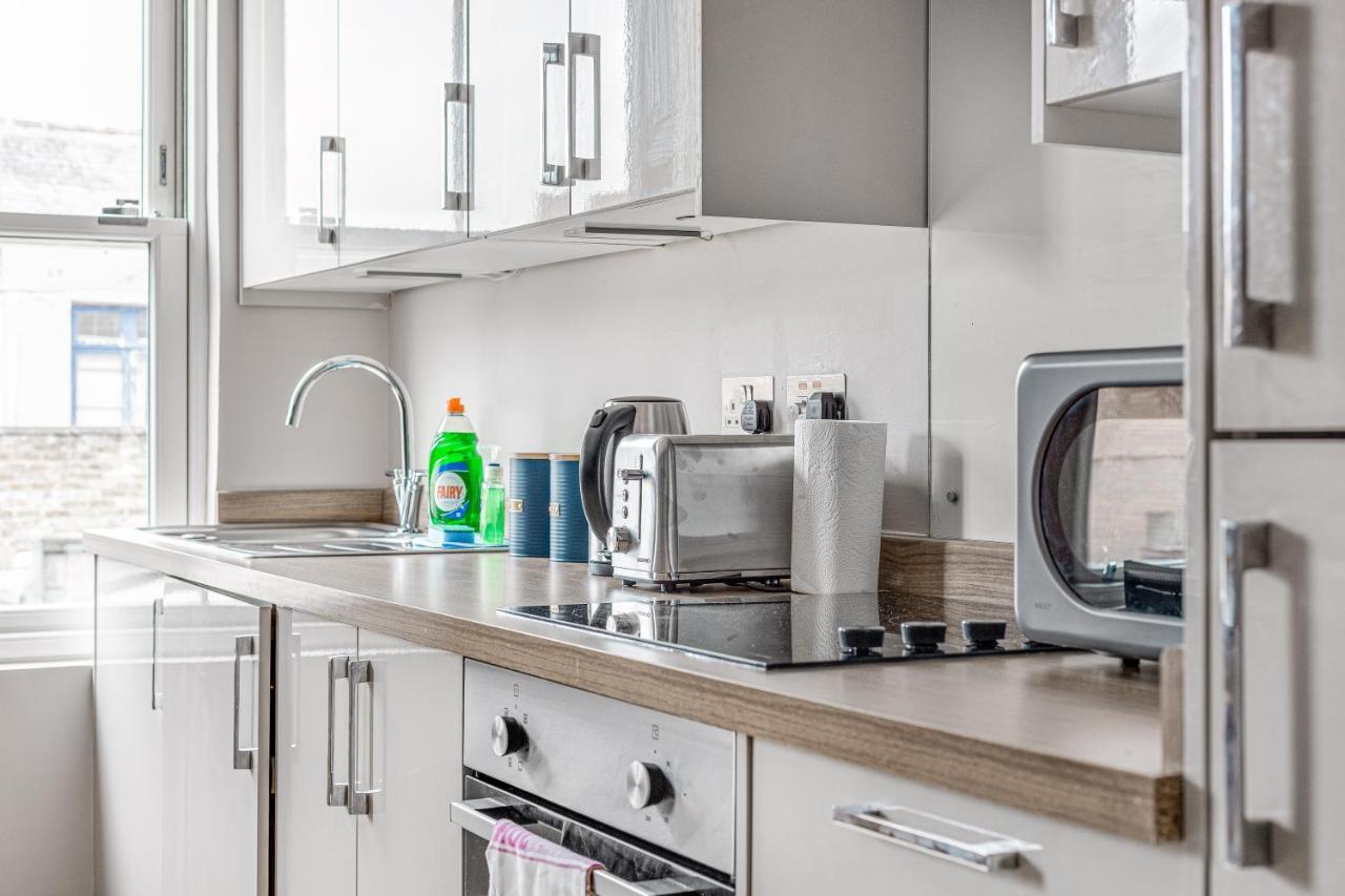 Contemporary 2 Bedroom Apt, Town Centre By Tent Serviced Apartments Chertsey Kültér fotó