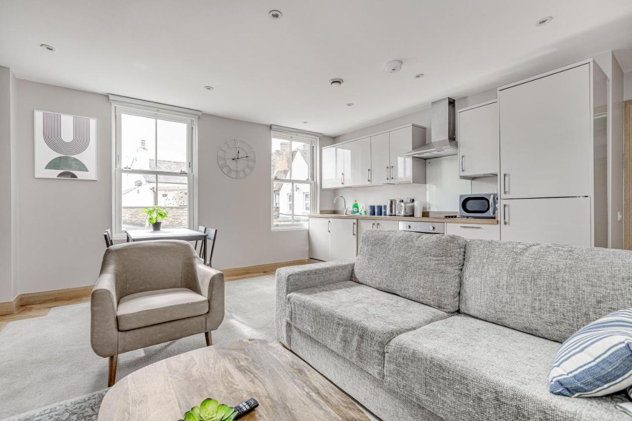 Contemporary 2 Bedroom Apt, Town Centre By Tent Serviced Apartments Chertsey Kültér fotó