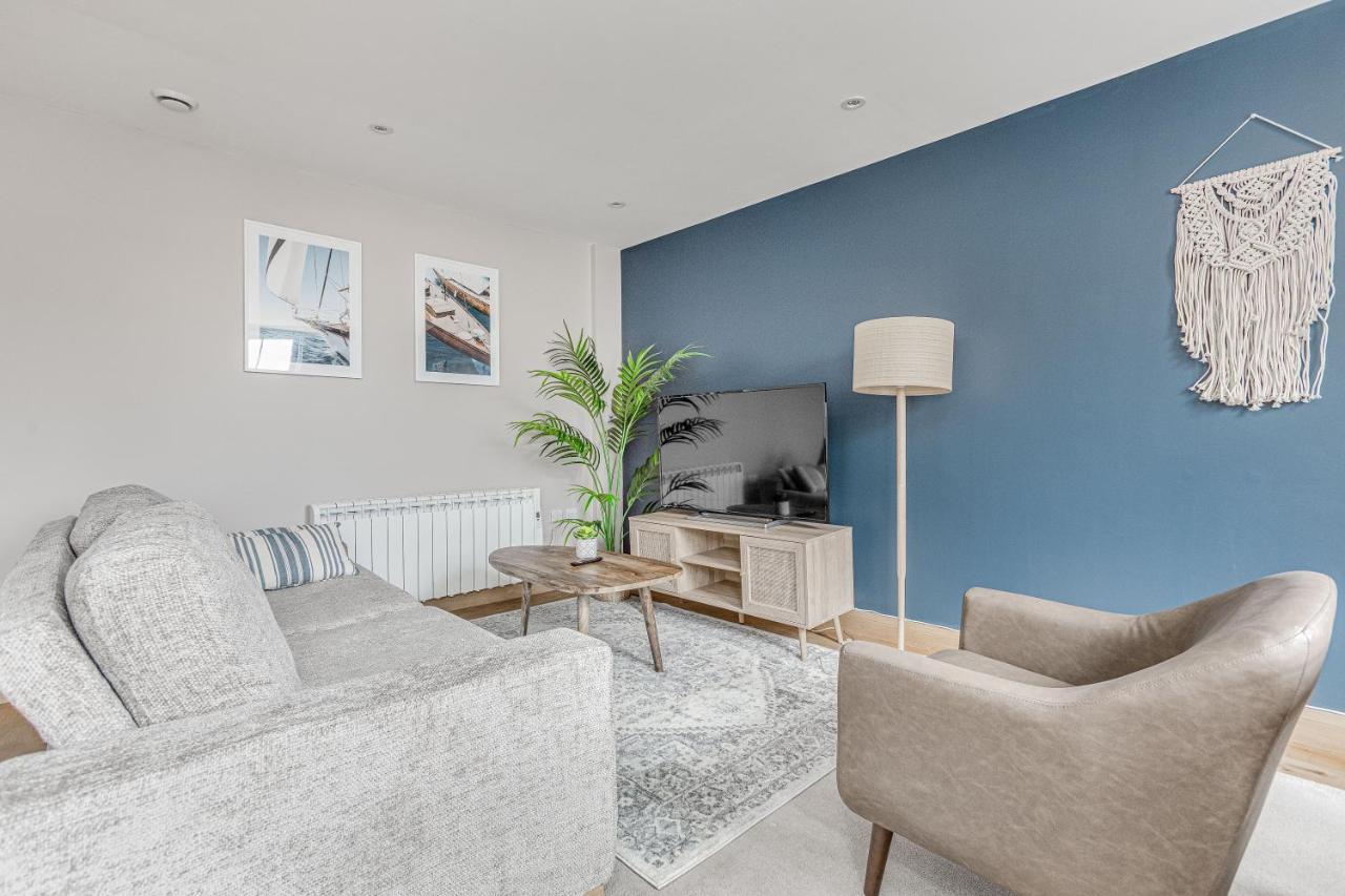 Contemporary 2 Bedroom Apt, Town Centre By Tent Serviced Apartments Chertsey Kültér fotó