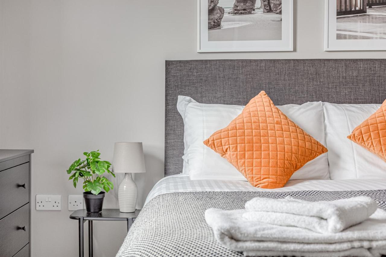 Contemporary 2 Bedroom Apt, Town Centre By Tent Serviced Apartments Chertsey Kültér fotó