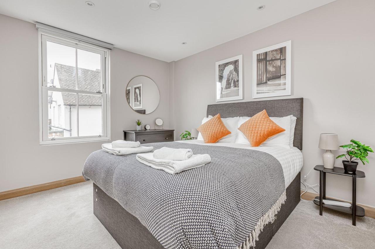 Contemporary 2 Bedroom Apt, Town Centre By Tent Serviced Apartments Chertsey Kültér fotó