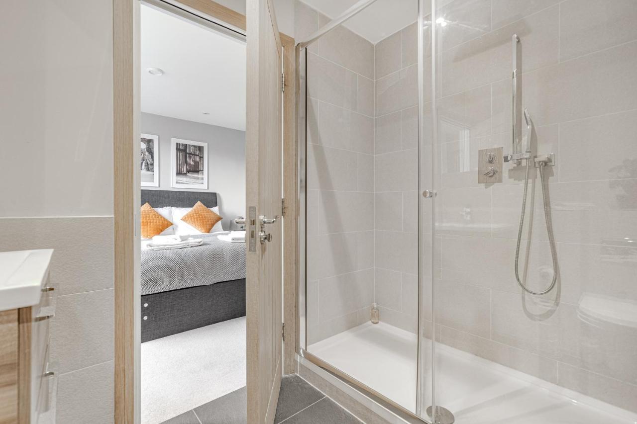 Contemporary 2 Bedroom Apt, Town Centre By Tent Serviced Apartments Chertsey Kültér fotó