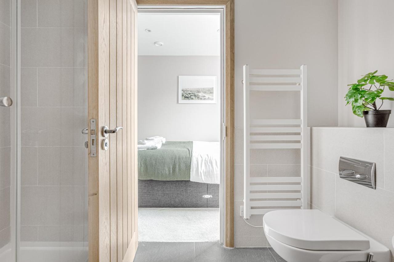 Contemporary 2 Bedroom Apt, Town Centre By Tent Serviced Apartments Chertsey Kültér fotó