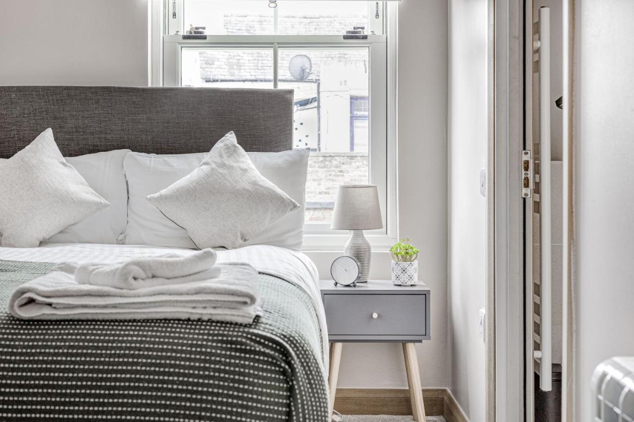 Contemporary 2 Bedroom Apt, Town Centre By Tent Serviced Apartments Chertsey Kültér fotó