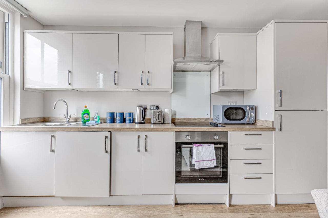 Contemporary 2 Bedroom Apt, Town Centre By Tent Serviced Apartments Chertsey Kültér fotó
