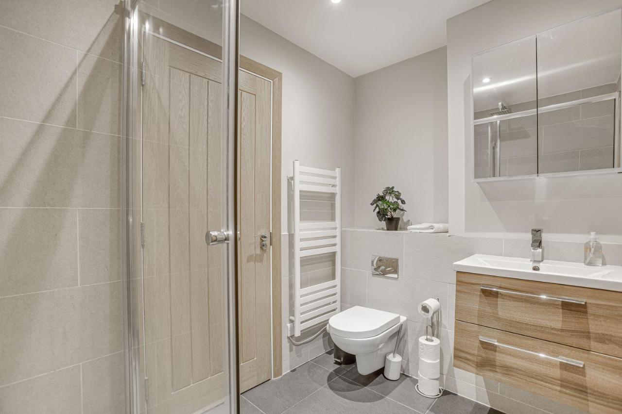 Contemporary 2 Bedroom Apt, Town Centre By Tent Serviced Apartments Chertsey Kültér fotó